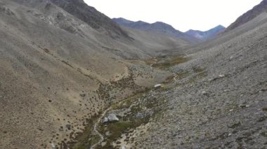 Hava görüntüleri - Atacama Çölü 'nde Valle Cuenca Alta del Limari' nin etrafında uçuyor
