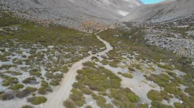 Hava görüntüleri - Atacama Çölü 'nde Valle Cuenca Alta del Limari' nin etrafında uçuyor