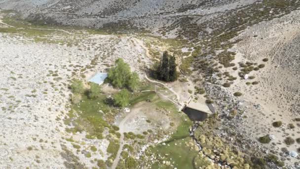 空中ビューアタカマ砂漠極端な南のアンデス山脈内の水力発電所 アンデスの緑の谷の上の乾燥した気候での水の捕獲 アンデス中心部の素晴らしい景色 — ストック動画