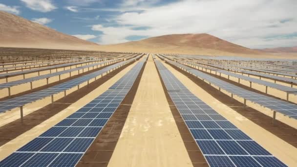 Atacama Çölü Nde Kuru Topraklar Boyunca Yüzlerce Güneş Enerjisi Modülleri — Stok video