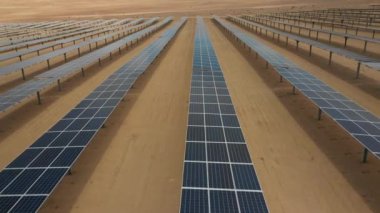Atacama Çölü'nde kuru topraklar boyunca yüzlerce güneş enerjisi modülleri veya paneller satır hava görüntüleri, Şili. Büyük Fotovoltaik Pv Bitki görünümü bir hava drone noktasından çölün ortasında