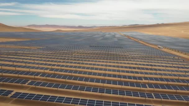 智利阿塔卡马沙漠旱地数百个太阳能组件或面板的空中镜头 从空中无人机的角度来看 沙漠中巨大的光伏发电厂 — 图库视频影像