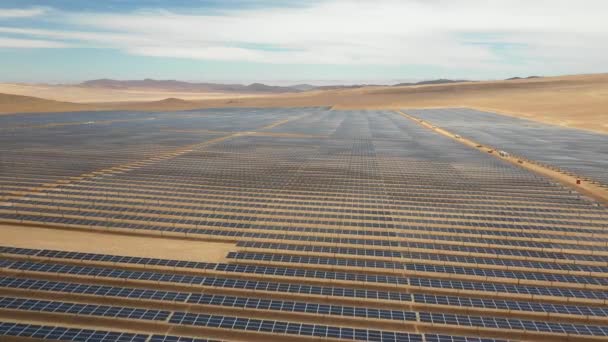 Воздушные Съемки Сотен Модулей Солнечной Энергии Панелей Вдоль Суши Пустыне — стоковое видео