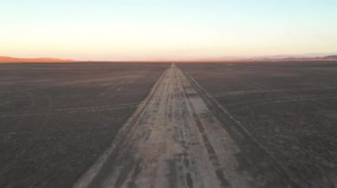Atacama Çöl Yolu 'nun hava ham görüntüsü. Gün batımında engebeli volkanik bir manzara.