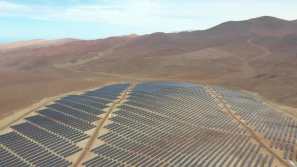 Atacama Çölü Nde Kuru Topraklar Boyunca Yüzlerce Güneş Enerjisi Modülleri — Stok video