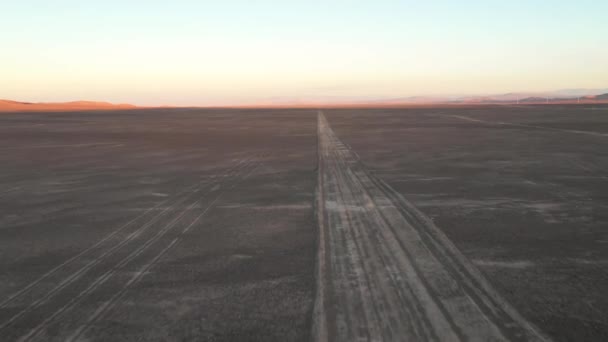 阿塔卡马沙漠的空中原始画面 日落时令人惊奇的崎岖的火山景观 — 图库视频影像
