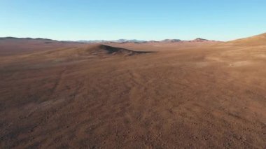 Atacama Çölü 'nün hava ham görüntüsü gün batımında engebeli volkanik bir manzara.