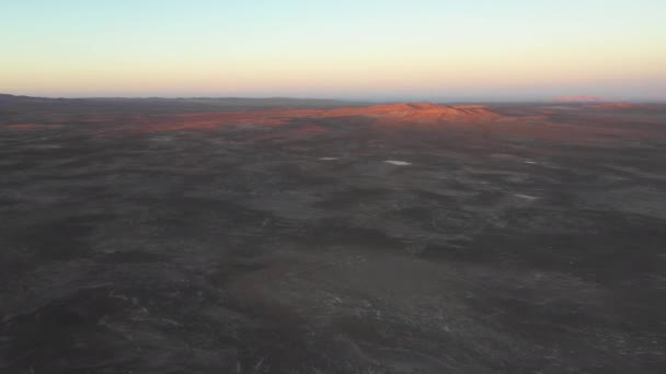 Вид Воздуха Пустыню Атакама Удивительный Вулканический Ландшафт Закате — стоковое видео