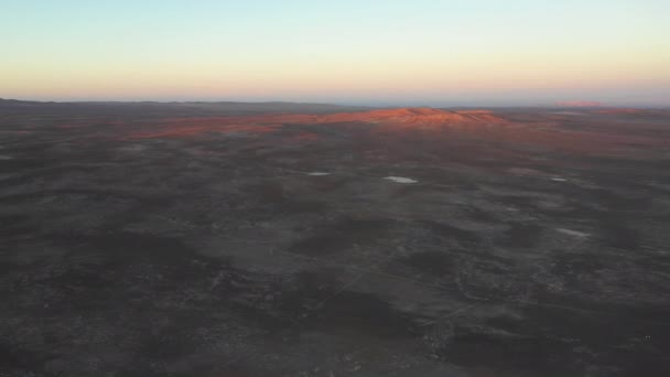Atacama Çölü Nün Hava Ham Görüntüsü Gün Batımında Engebeli Volkanik — Stok video