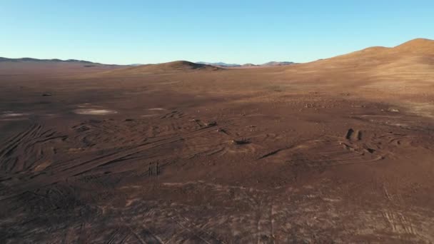 阿塔卡马沙漠的空中原始画面 日落时令人惊奇的崎岖的火山景观 — 图库视频影像