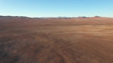 Atacama Çölü 'nün hava ham görüntüsü gün batımında engebeli volkanik bir manzara.