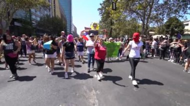 Şehir: Santiago Ülke: Şili 8 Mart 2020 Uluslararası Kadınlar Günü 8 Mart. Santiago de Chile sokaklarında düzenlenen kadınlar gösterisinde protesto işaretleri taşıyan ve yürüyüş yapan insanlar