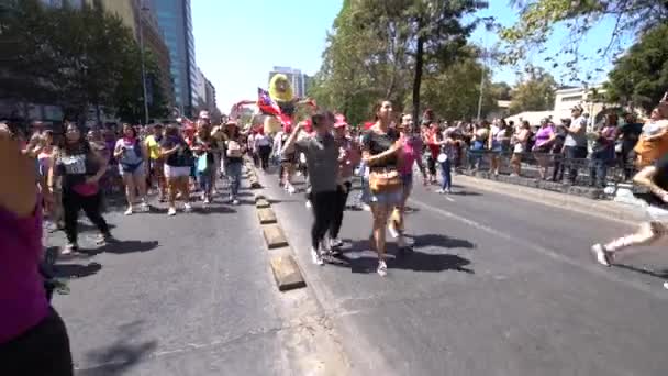 산티아고 컨트리 2020 여성의 산티아고 거리에서 표지판을 행진하는 사람들 — 비디오