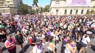 Şehir: Santiago Ülke: Şili 8 Mart 2020 Uluslararası Kadınlar Günü 8 Mart. Santiago de Chile sokaklarında düzenlenen kadınlar gösterisinde protesto işaretleri taşıyan ve yürüyüş yapan insanlar