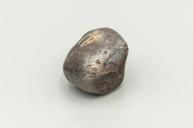 Yakın plan görüntüsü, beyaz arkaplanda izole edilmiş bir göktaşı parçası