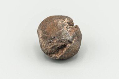 Yakın plan görüntüsü, beyaz arkaplanda izole edilmiş bir göktaşı parçası