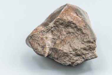 Yakın plan görüntüsü, beyaz arkaplanda izole edilmiş bir göktaşı parçası