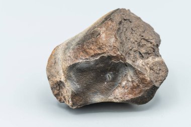 Yakın plan görüntüsü, beyaz arkaplanda izole edilmiş bir göktaşı parçası