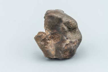 Yakın plan görüntüsü, beyaz arkaplanda izole edilmiş bir göktaşı parçası