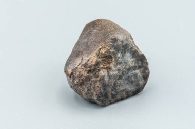 Yakın plan görüntüsü, beyaz arkaplanda izole edilmiş bir göktaşı parçası