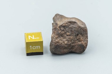 Yakın plan görüntüsü, beyaz arkaplanda izole edilmiş bir göktaşı parçası