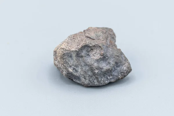 Detailní Záběr Kousek Meteoritu Izolovaný Bílém Pozadí — Stock fotografie