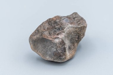 Meteor parçası beyaz arkaplanda izole edildi