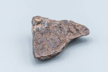 Meteor parçası beyaz arkaplanda izole edildi