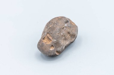 Meteor parçası beyaz arkaplanda izole edildi