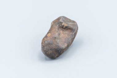 Meteor parçası beyaz arkaplanda izole edildi