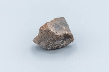 Meteor parçası beyaz arkaplanda izole edildi