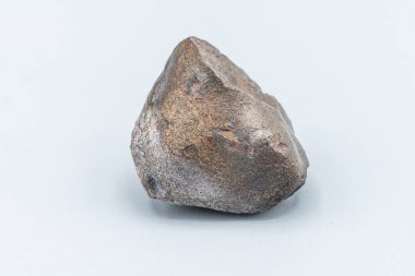 Meteor parçası beyaz arkaplanda izole edildi