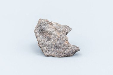 Meteor parçası beyaz arkaplanda izole edildi