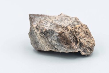 Meteor parçası beyaz arkaplanda izole edildi