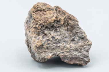 Meteor parçası beyaz arkaplanda izole edildi