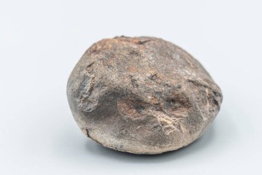 Meteor parçası beyaz arkaplanda izole edildi