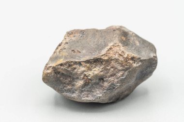 Meteor parçası beyaz arkaplanda izole edildi