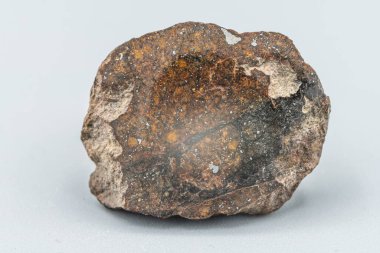 Meteor parçası beyaz arkaplanda izole edildi