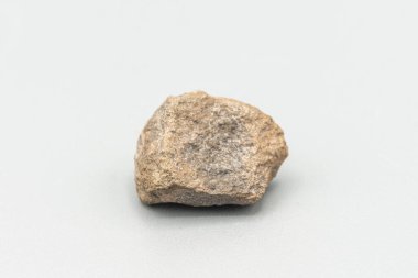 Meteor parçası beyaz arkaplanda izole edildi