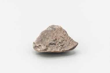 Meteor parçası beyaz arkaplanda izole edildi