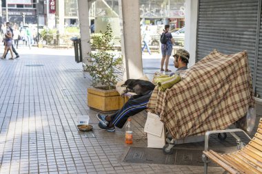 Şehir: Santiago Ülke: 26 Mart 2020 Gerçek evsiz insanlar Coronavirus hastalığı COVID-19 nedeniyle sokağa çıkma yasağından önceki son birkaç saat içinde Providencia sokaklarında endişeli ve terk edilmiş