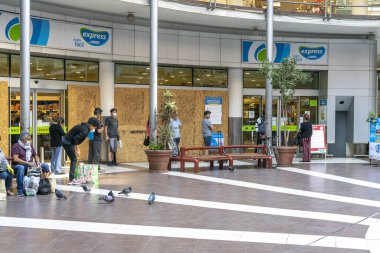 Şehir: Santiago Ülke: 26 Mart 2020 Providencia sokaklarında Coronavirus hastalığı COVID-19 nedeniyle sokağa çıkma yasağından önceki son saatler boyunca banka ve dükkanlara girmek için bekleyenler