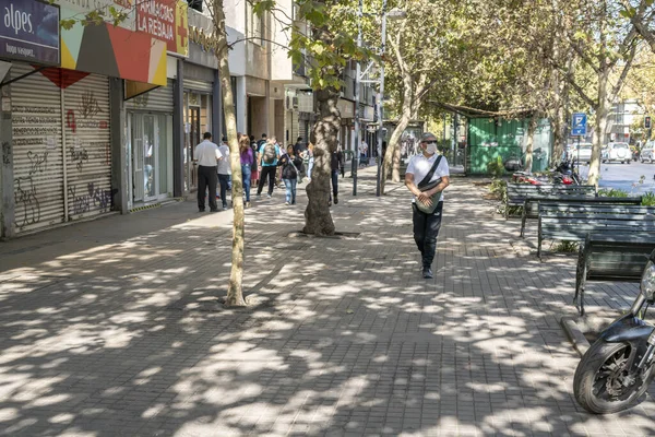 圣地亚哥国家 智利2020年3月26日在普罗维登西亚大街等待进入银行和商店的人在宵禁前的最后几个小时里 因为Covid 19型病毒 — 图库照片