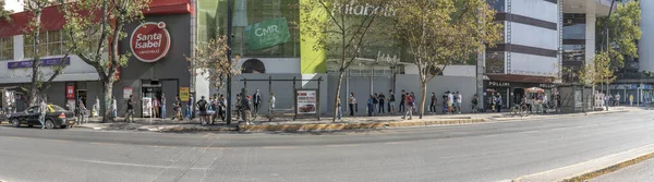 サンティアゴ国 チリ26 3月2020コロナウイルス病のために門限の数時間前に銀行やお店の中に入るためにプロビデンシア通りで待っている人々 Covid — ストック写真
