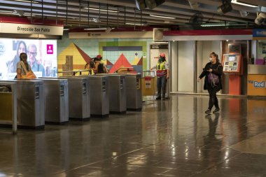 Şehir: Santiago Ülke: Şili 26 Mart 2020, Coronavirus hastalığı COVID-19 nedeniyle sokağa çıkma yasağından önceki son saatler boyunca metro istasyonunda yürüyen insanlar