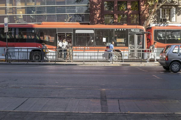 サンティアゴ国 チリ26 3月2020コロナウイルス病のために門限の数時間前にプロビデンシア通りで空のバスや駅と公共交通機関Covid — ストック写真
