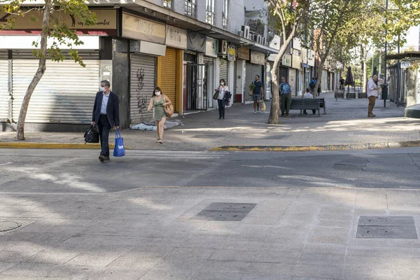 圣地亚哥国家 智利2020年3月26日在宵禁前的最后几个小时里 真正的人们因为Covid 19而在普罗维登西亚街道上焦虑和行走 — 图库照片