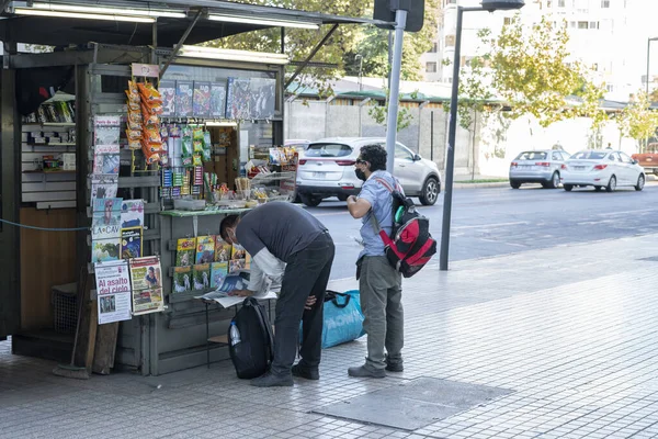 圣地亚哥国家 智利2020年3月26日在宵禁前的最后几个小时里 人们在普罗维登西亚街上购买一家小商铺 原因是Coronavirus病 — 图库照片