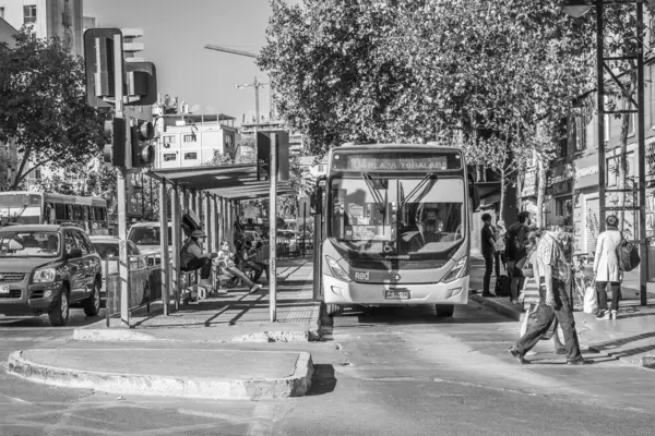 Şehir: Santiago Ülke: Coronavirus hastalığı COVID-19 nedeniyle sokağa çıkma yasağından önceki son saatler boyunca Providencia caddelerindeki boş otobüs ve istasyonlarla Şili 26 Mart 2020