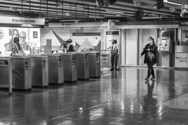 サンティアゴ国 チリ26 3月2020 コロナウイルス病のために夜間外出禁止令の最後の数時間の間に地下鉄の駅を歩く人々 Covid — ストック写真
